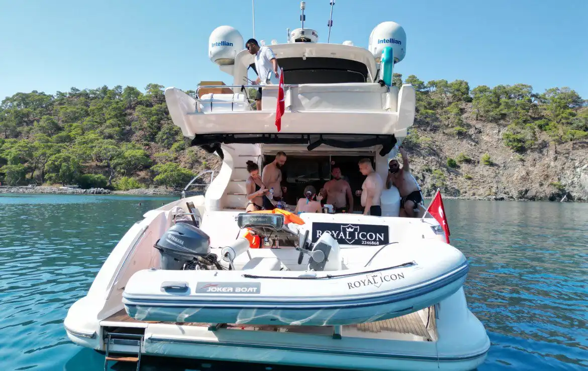 Kemer Yat Kiralama 17m Azimut 50 Fly